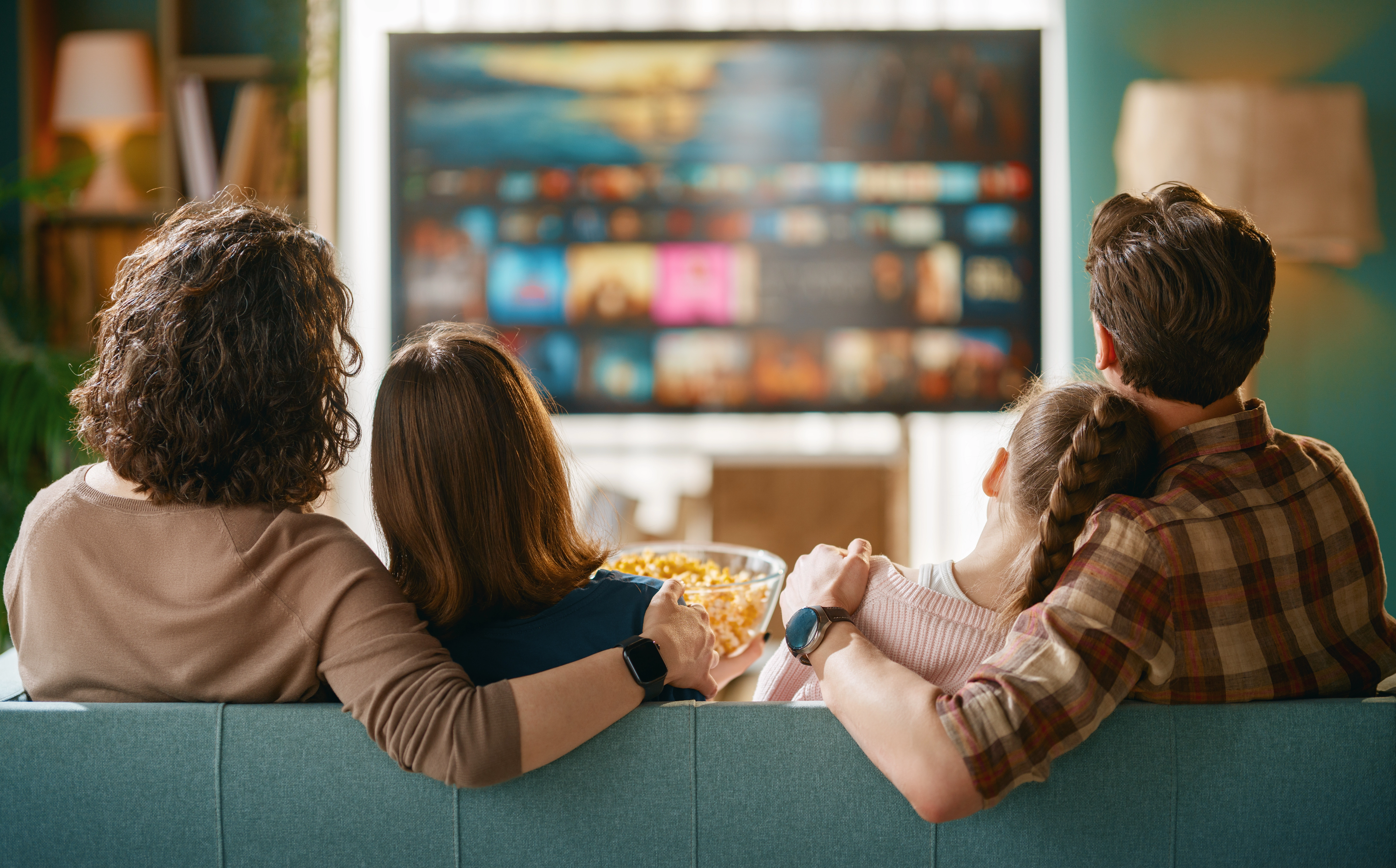 4K streaming bandwidth bottleneck diagram showing data flow from router to TV
